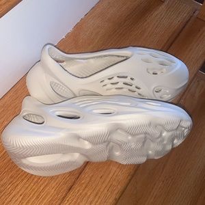 Yeezy Ararat foam runners